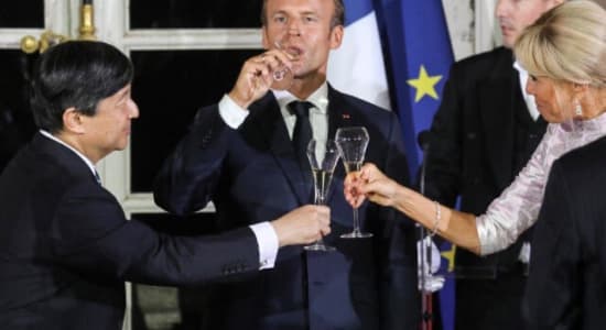 Alors que le gouvernement souhaite économiser, l’Élysée s’apprête à commander pas moins de 11.000 bouteilles de champagne. (L’Informé)